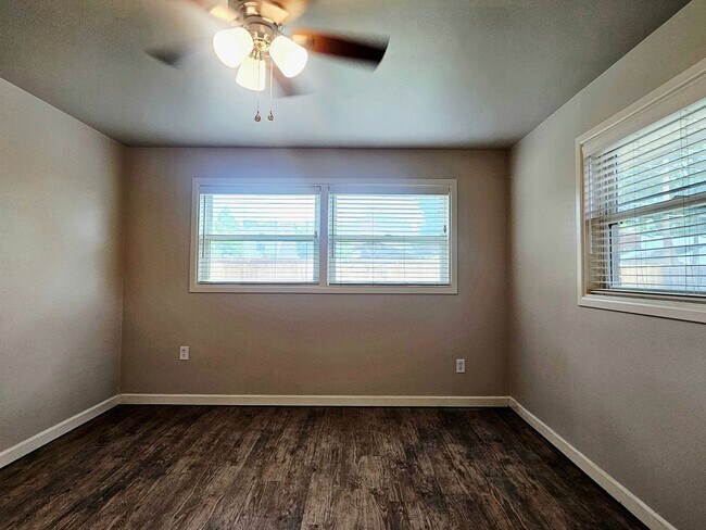 Building Photo - Beautiful 3 Bedroom Home With A Huge Bonus...