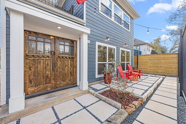 Building Photo - 202 E 7th St