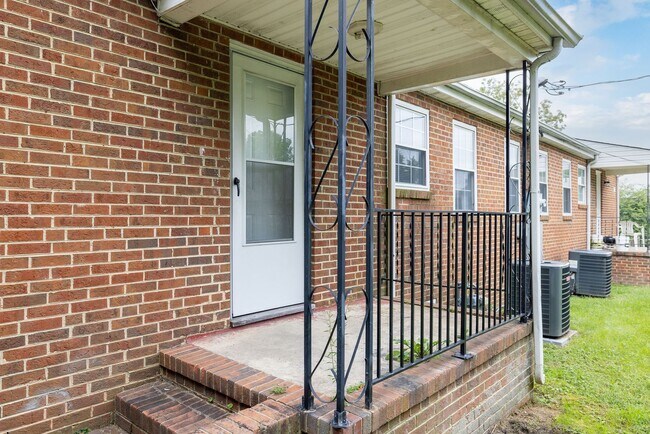 Building Photo - 103/105 Indiana Ln