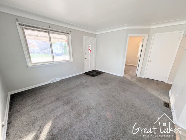 Building Photo - Cozy 4 Bedroom 1 Bathroom now available fo...