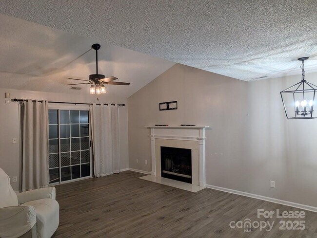 Building Photo - 1560 Hunt Club Ct