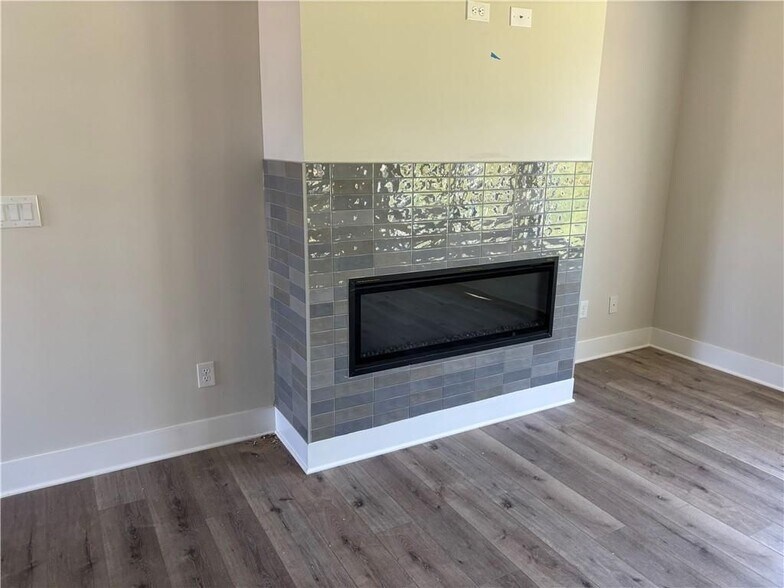 Building Photo - 4265 Oak Dr