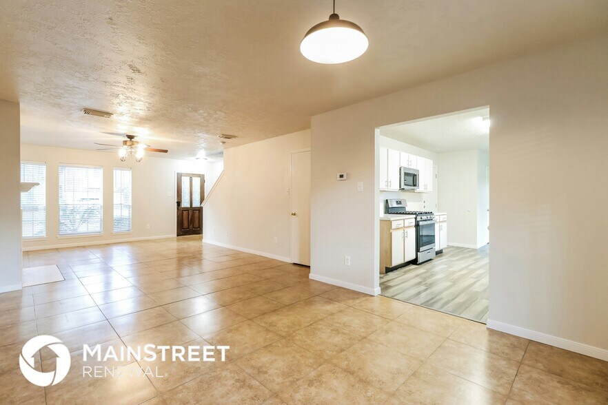 Building Photo - 18442 Hollow Oaks Cir
