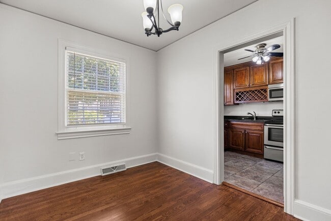 Building Photo - 202 Robinson St