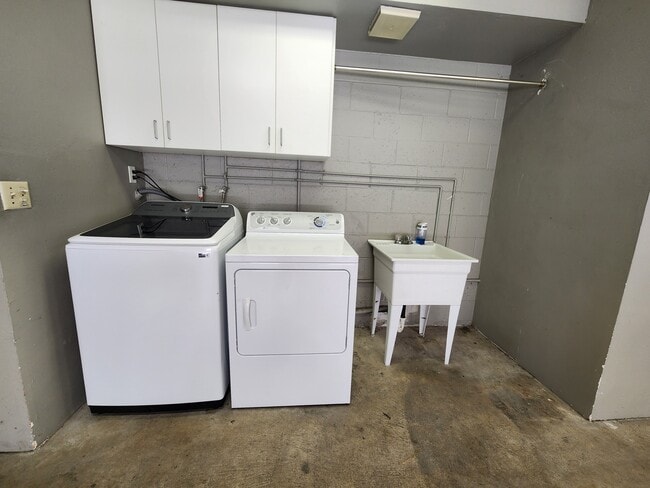 Building Photo - 1502 Rock Glen Ave