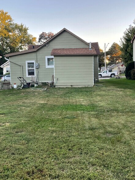 Building Photo - 114 W Charles St