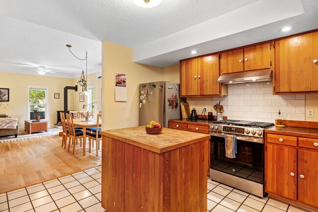 Building Photo - Fully Furnished Northside Bungalow Available for Month of August, 2026