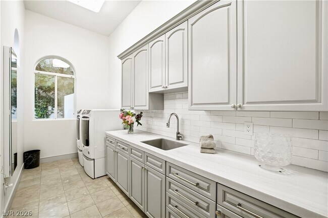 Building Photo - 9320 Tournament Canyon Dr