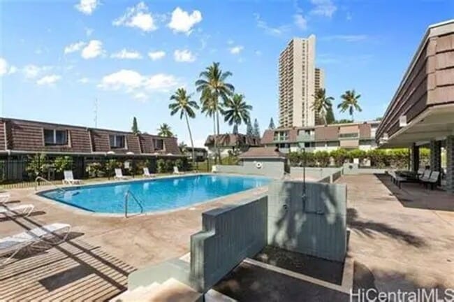 Building Photo - MOVE IN READY! Pacific Village- 3 Bd/ 2.5 Ba Town House