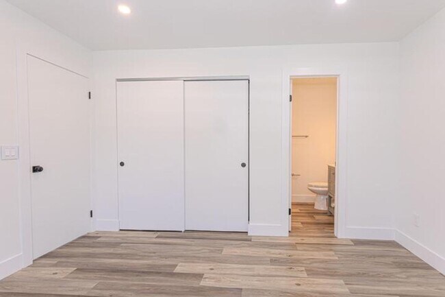 Building Photo - 1717 16th Ct N