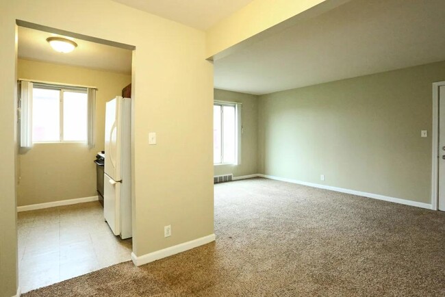 Building Photo - 14062 Riverview St