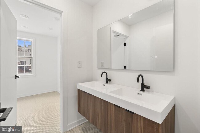 Building Photo - 1602 Locust St