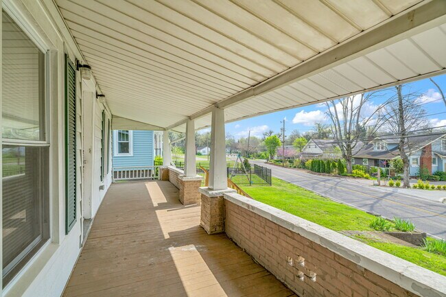 Building Photo - 2325 Cedar Ln