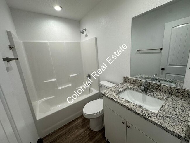 Building Photo - Spacious and updated 2 bedroom 2 bathroom apartment for rent. Central heat and air, granite count...