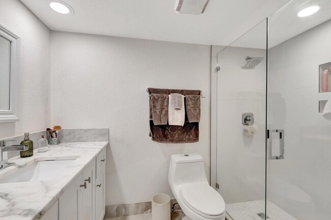 Building Photo - 5279 Fountains Dr S