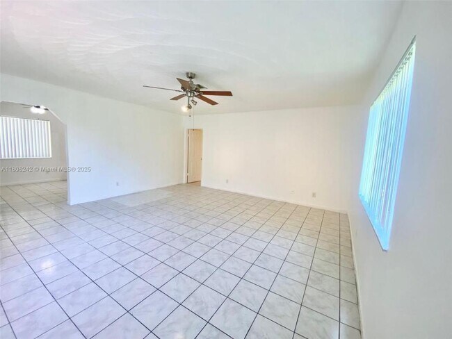 Building Photo - 3 bedroom in Hollywood FL 33023
