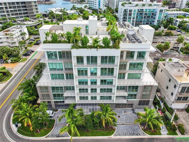 Building Photo - 10281 W Bay Harbor Dr