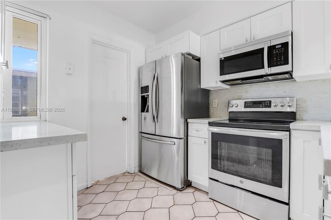 Building Photo - 137 NE 1st Ct