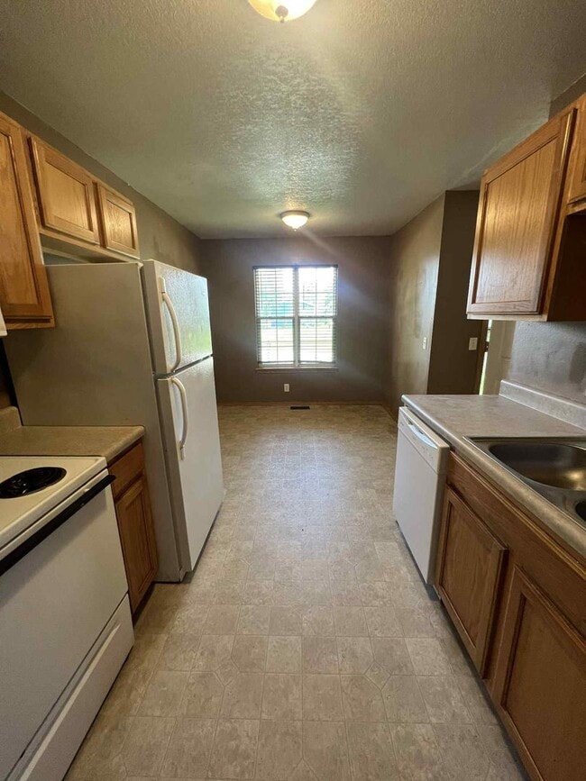 Building Photo - COMING SOON: CUTE 2 BEDROOM / 1 BATHROOM H...