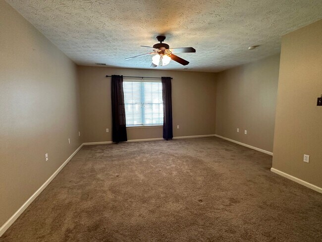 Building Photo - 2066 Honeysuckle Ln