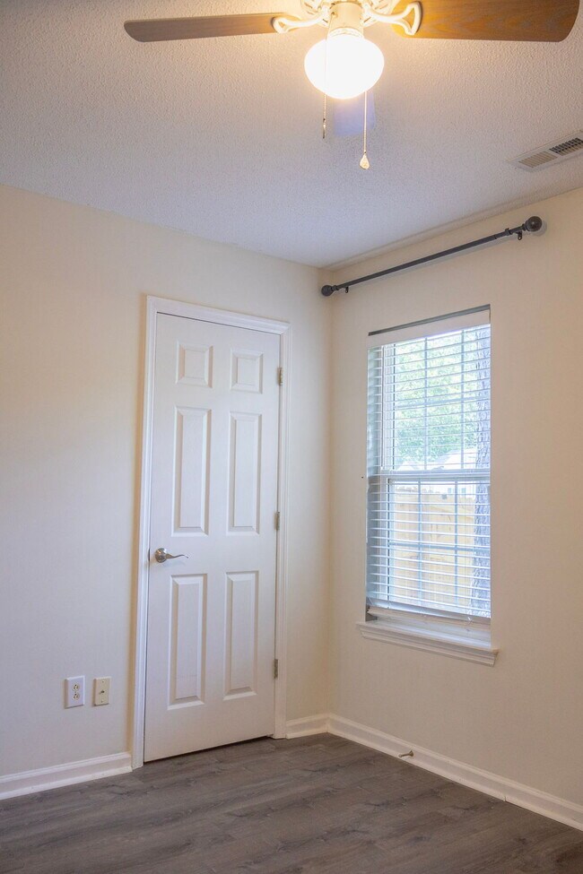 Building Photo - **HALF OFF FIRST MONTHS RENT**3 bedrooms, Fenced in backyard, 12x24 shed, NO breed restrictions!