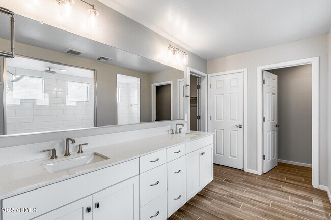 Building Photo - 17635 W Red Fox Rd