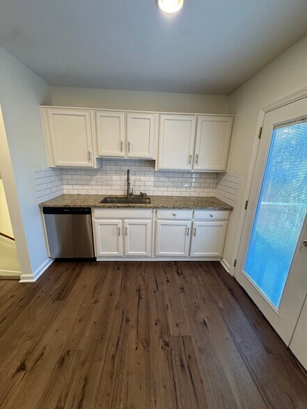 Building Photo - 114 Woodglen Dr