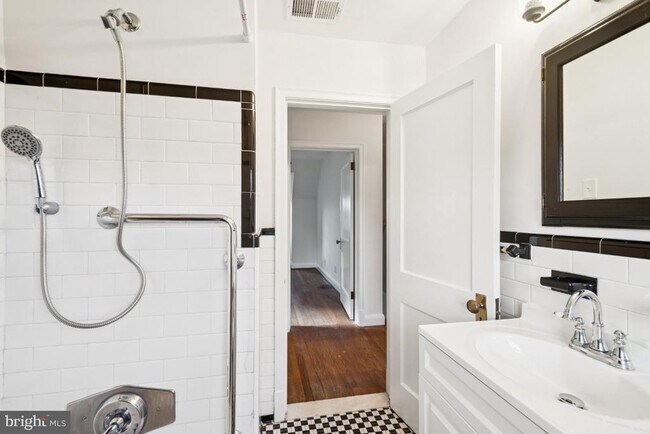 Building Photo - 7809 Oakdale Ave