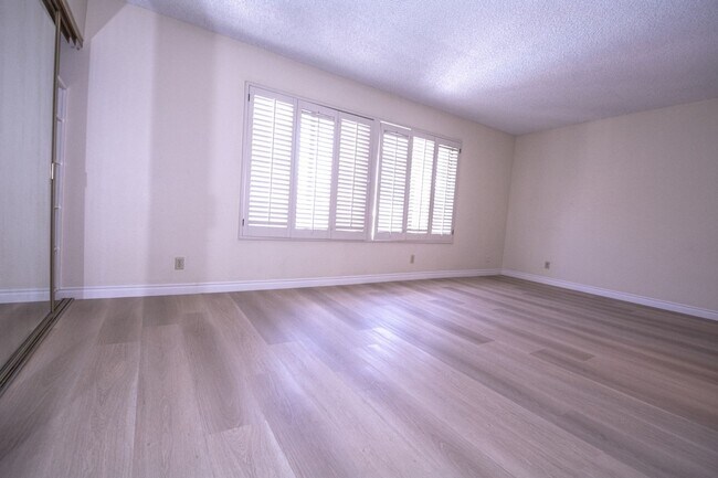 Building Photo - 848 W Huntington Dr