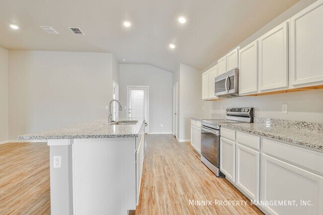 Building Photo - 2012 Kenwood Ave