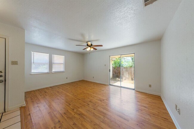 Building Photo - 2703 Cypress Ln