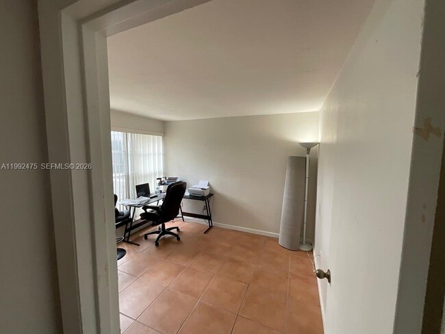 Building Photo - 10357 N Kendall Dr