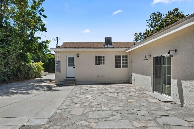 Building Photo - 4702 Kraft Ave