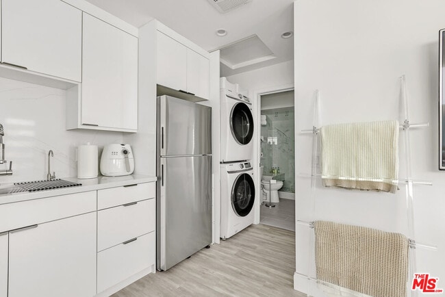 Building Photo - 7076 Park Manor Ave