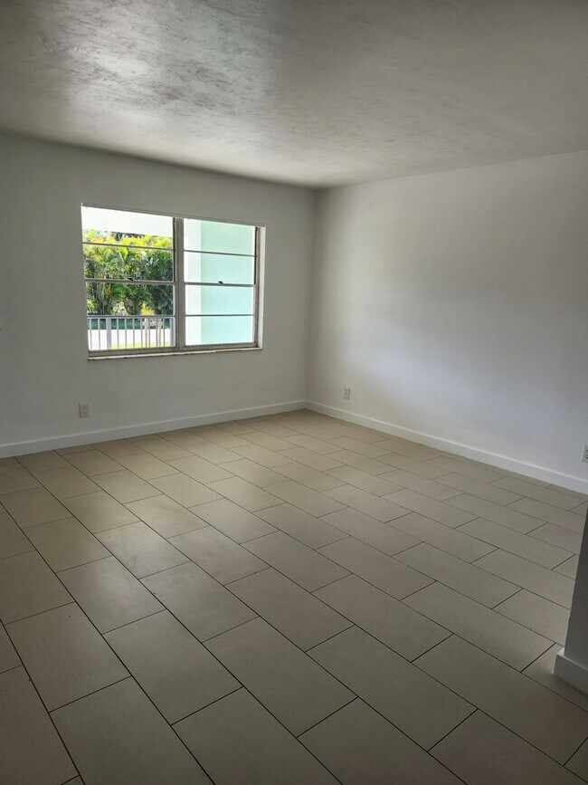 Building Photo - CUTE AS A BUTTON DUPLEX FOR ANNUAL RENT!  ...