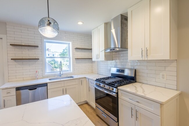 Building Photo - Beautiful 3 BR/3 BA Townhome in Brentwood!