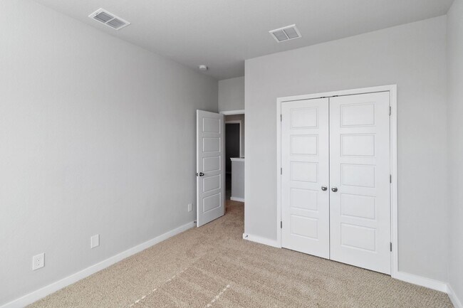 Building Photo - Beautifully 4 bedroom Townhome in Buda- Emma Park