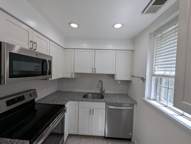 Building Photo - Stunning And Spacious 2-Level, 1 Bedroom, ...