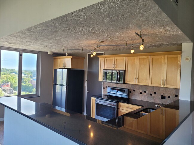 Building Photo - D Simmons (105 N 31st Ave #904)