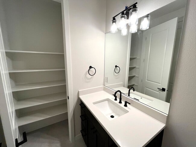 Building Photo - Stunning Townhome Unit with Laundry, A/C, Private Patio