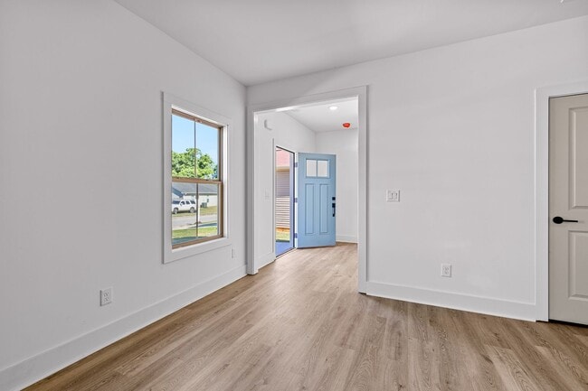 Building Photo - 3 Bedroom Walkable to Downtown Zebulon. Lawncare included!