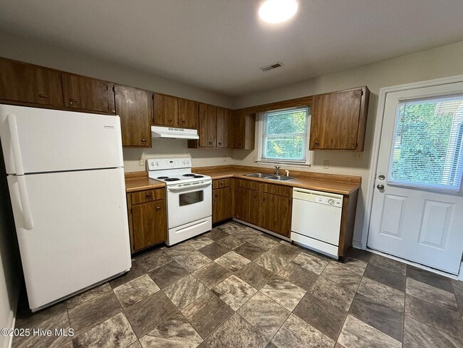 Building Photo - 102 Stallion Dr