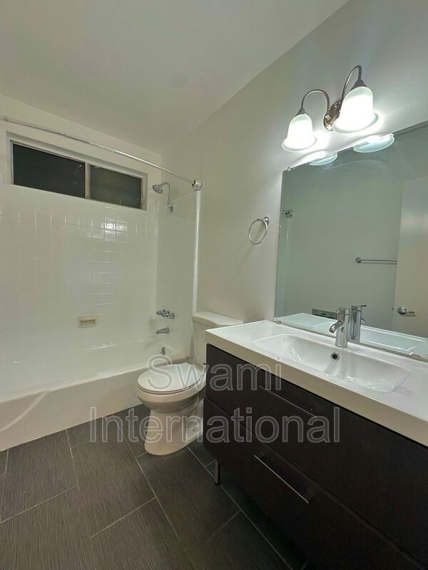 Building Photo - 674 W 27th St