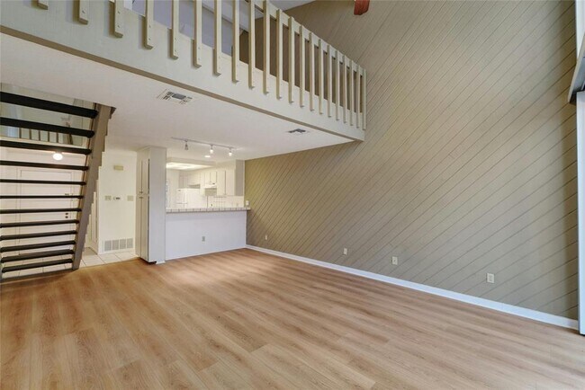 Building Photo - 7122 Wood Hollow Dr