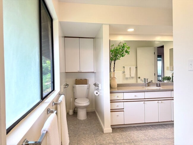 Building Photo - Beautiful 3 Bedroom / 2.5 Bathroom Home in Wailuku Heights!