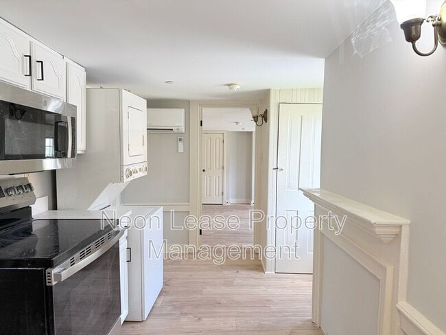 Building Photo - 133 NW Front St