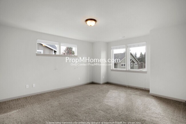 Building Photo - Gorgeous Four Bedroom Townhome in Orenco!