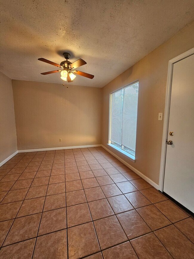 Building Photo - (3) Bed/(1.5) Bath Townhome Avail NOW!
