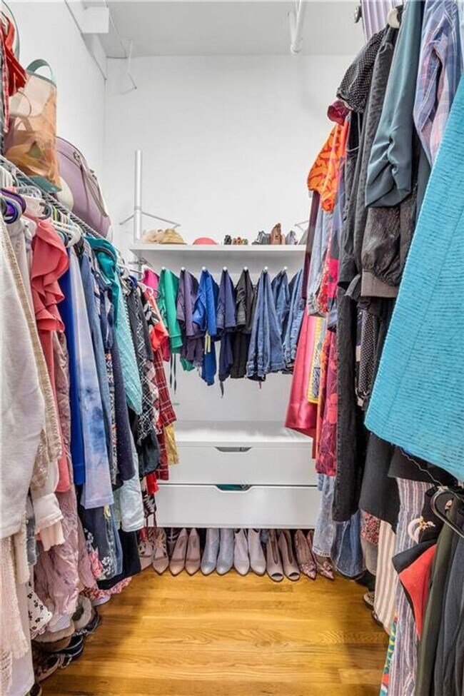 Building Photo - Prime Location