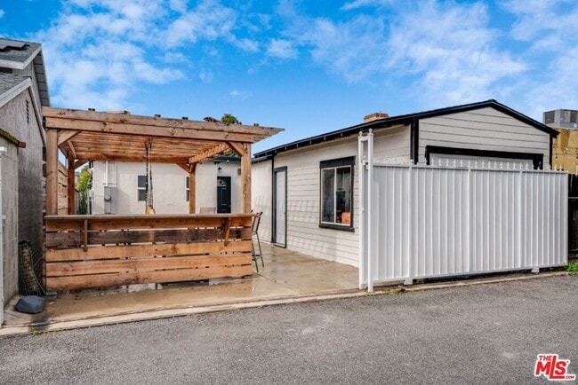Building Photo - 5514 Woodman Ave